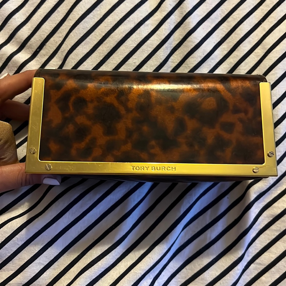 Tory Burch tour tortoise shell glass case